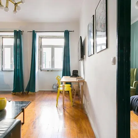 Spacious & Bright 3 Bedroom Apt, Iconic Bica Area, Historical Center *