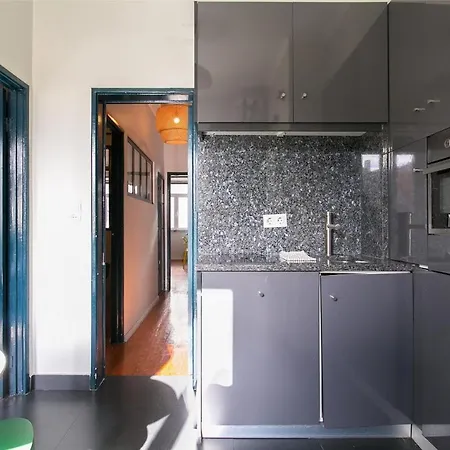 Spacious & Bright 3 Bedroom Apt, Iconic Bica Area, Historical Center * リスボン