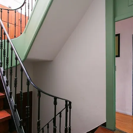 Spacious & Bright 3 Bedroom Apt, Iconic Bica Area, Historical Center アパート リスボン