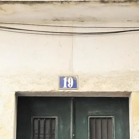 Spacious & Bright 3 Bedroom Apt, Iconic Bica Area, Historical Center リスボン