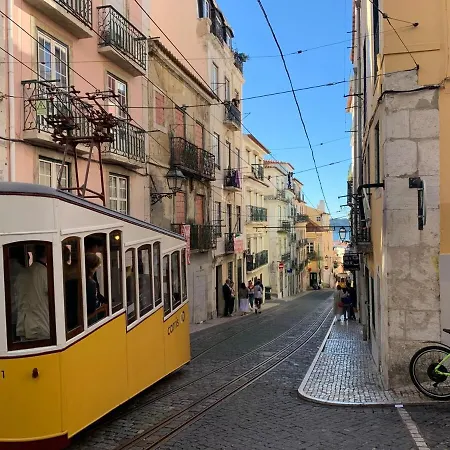 Spacious & Bright 3 Bedroom Apt, Iconic Bica Area, Historical Center リスボン