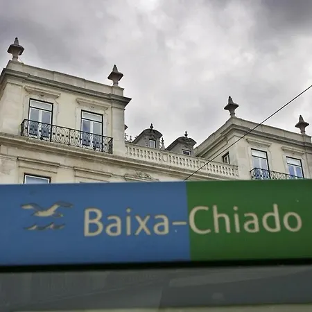 Spacious & Bright 3 Bedroom Apt, Iconic Bica Area, Historical Center * Lisbon