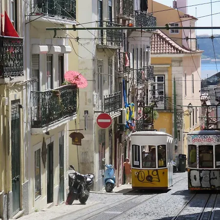 Spacious & Bright 3 Bedroom Apt, Iconic Bica Area, Historical Center リスボン