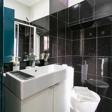 Spacious & Bright 3 Bedroom Apt, Iconic Bica Area, Historical Center アパート *