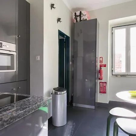 Spacious & Bright 3 Bedroom Apt, Iconic Bica Area, Historical Center * Lisboa