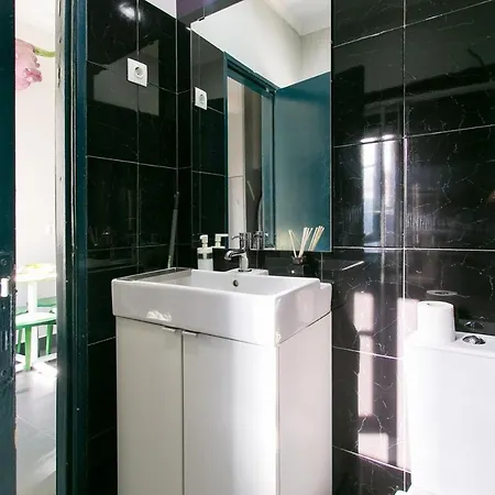 Spacious & Bright 3 Bedroom Apt, Iconic Bica Area, Historical Center Lisboa