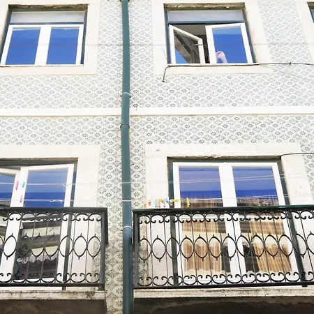 Spacious & Bright 3 Bedroom Apt, Iconic Bica Area, Historical Center شقة