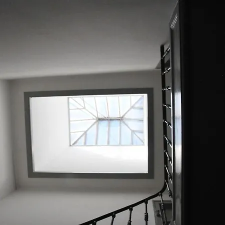 Spacious & Bright 3 Bedroom Apt, Iconic Bica Area, Historical Center شقة *